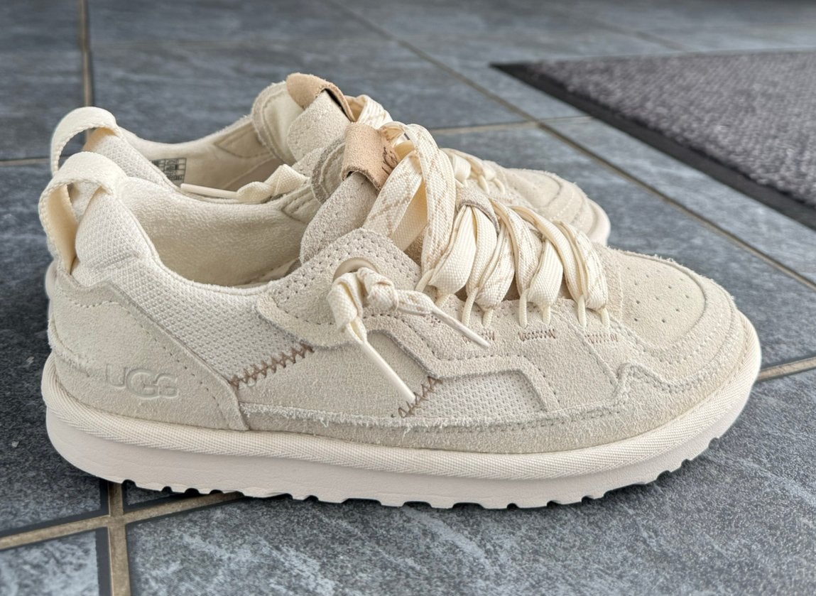 UGG Sneakers, Kleding | Dames, Schoenen, Beige, Ophalen of Verzenden, Sneakers of Gympen, Zo goed als nieuw