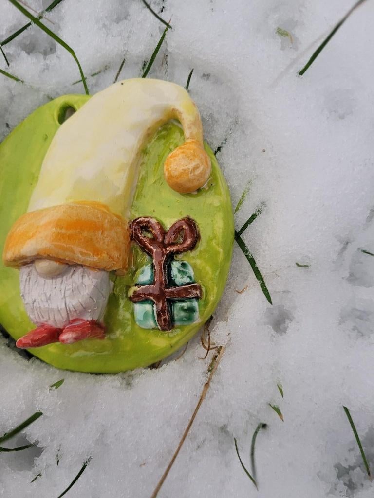 Groen-geel-oranje kerst gnoom klei hanger met cadeautje., Diversen, Kerst, ., Nieuw, Ophalen of Verzenden, .