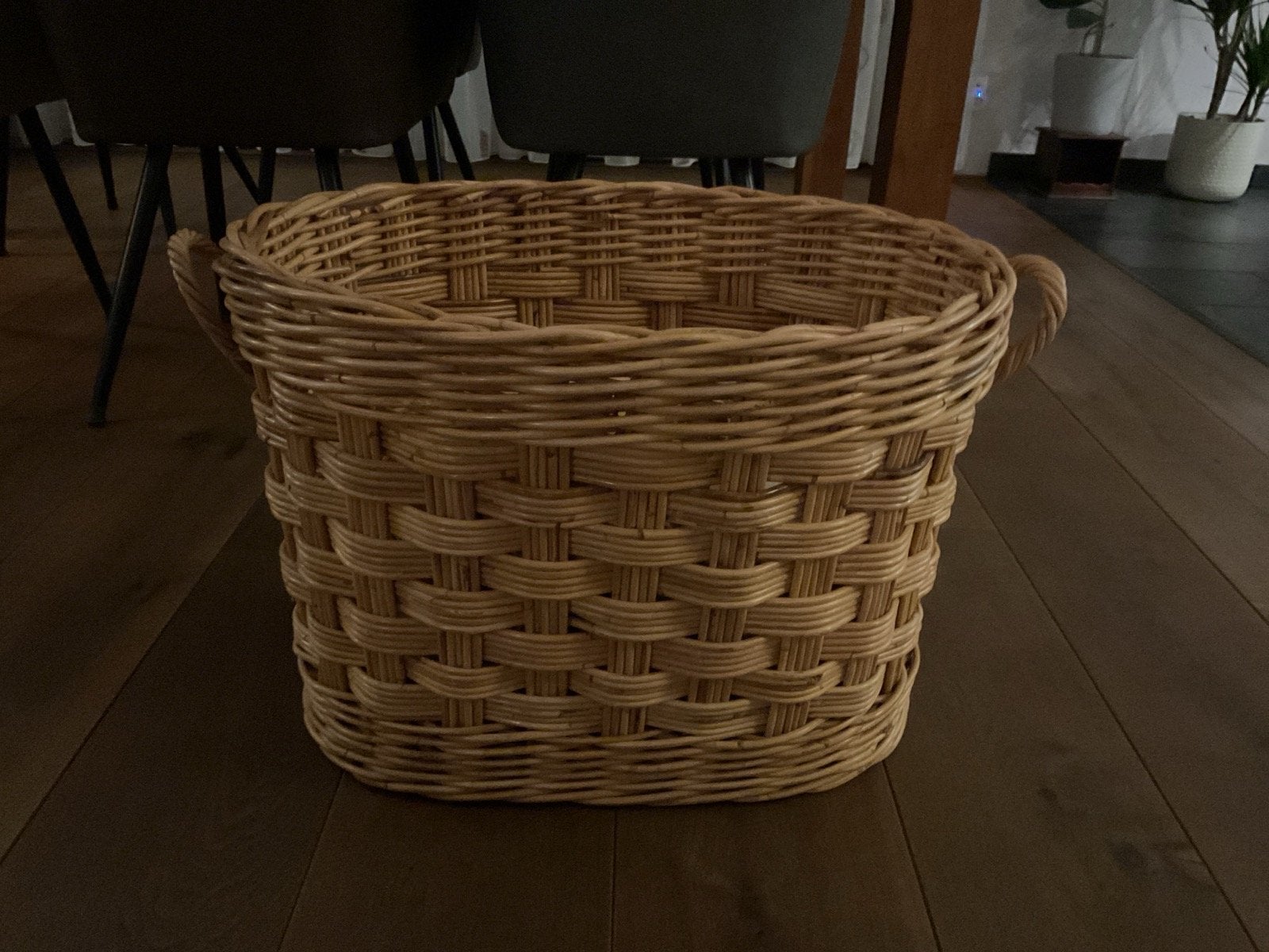Gevlochten rieten mand met handvatten, Ophalen, Gevlochten, Mand, Rond