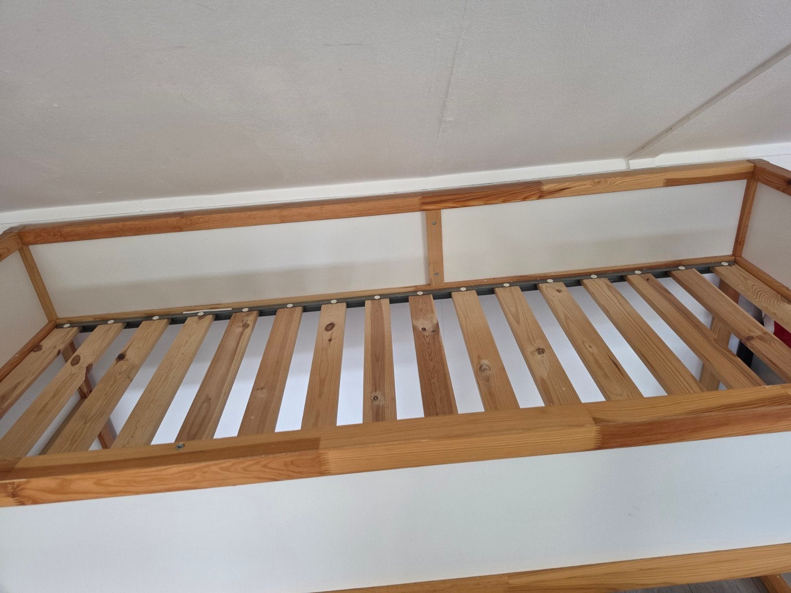 kura keerbaar bed, Ophalen, Zo goed als nieuw, Eenpersoons, Hout