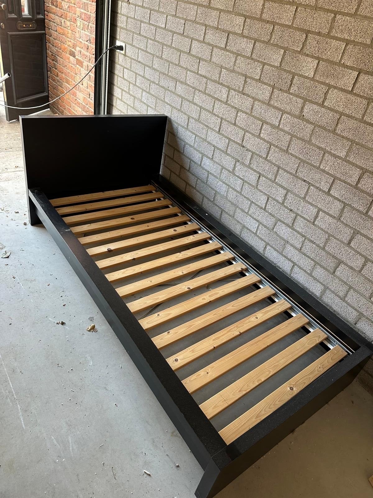 Zwart eenpersoonsbed met lattenbodem, Huis en Inrichting, Slaapkamer | Bedden, Ophalen, Gebruikt, 90 cm, Eenpersoons