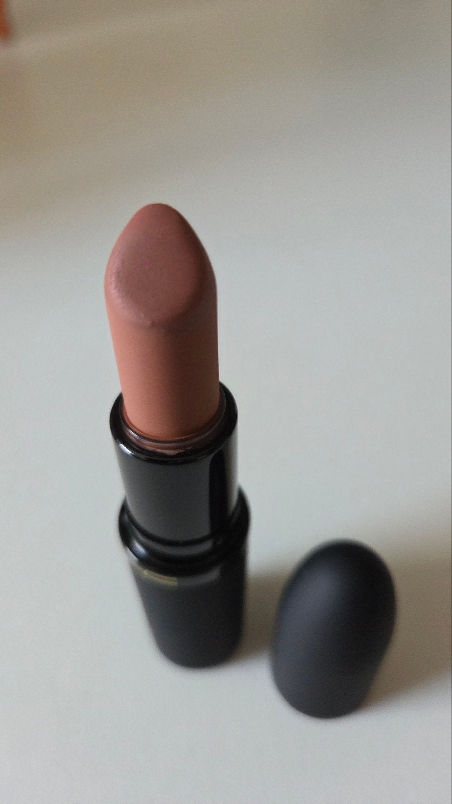 MAC Cosmetics Powder Kiss Hazy Taken, Ophalen of Verzenden, Zo goed als nieuw, Gehele gezicht