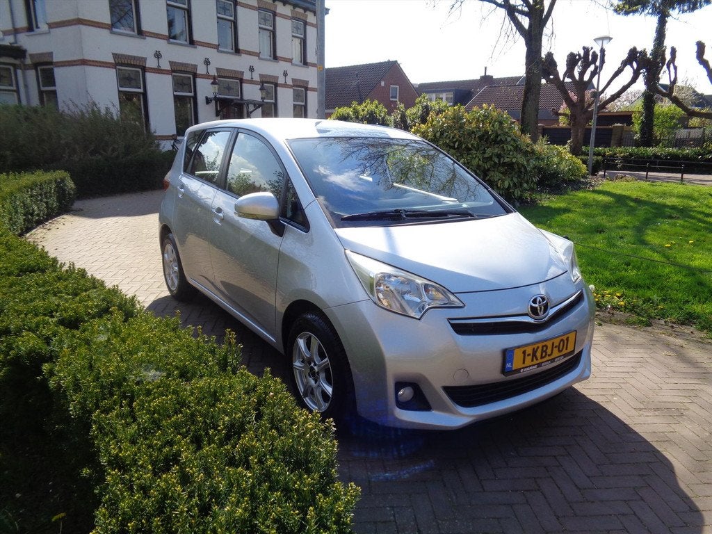 TOYOTA Verso-S 1.3 VVT-i 99pk CVT Aspiration, rijklaarprijs, Auto's, Toyota, Stof, Gebruikt, Zwart, 4 cilinders