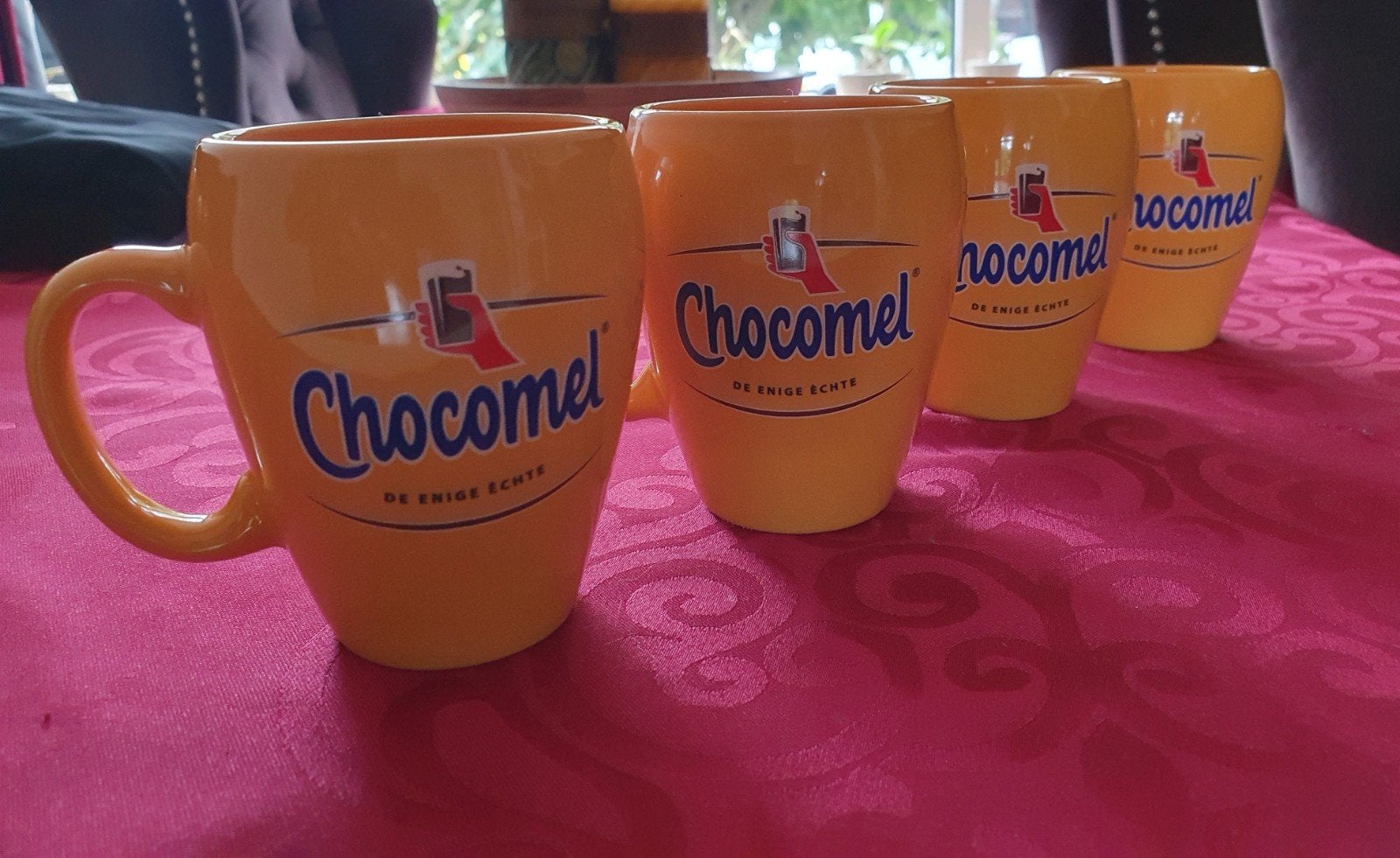 Set van 4 Chocomel mokken - Zo goed als nieuw, Overige typen, Geel, Ophalen of Verzenden, Zo goed als nieuw