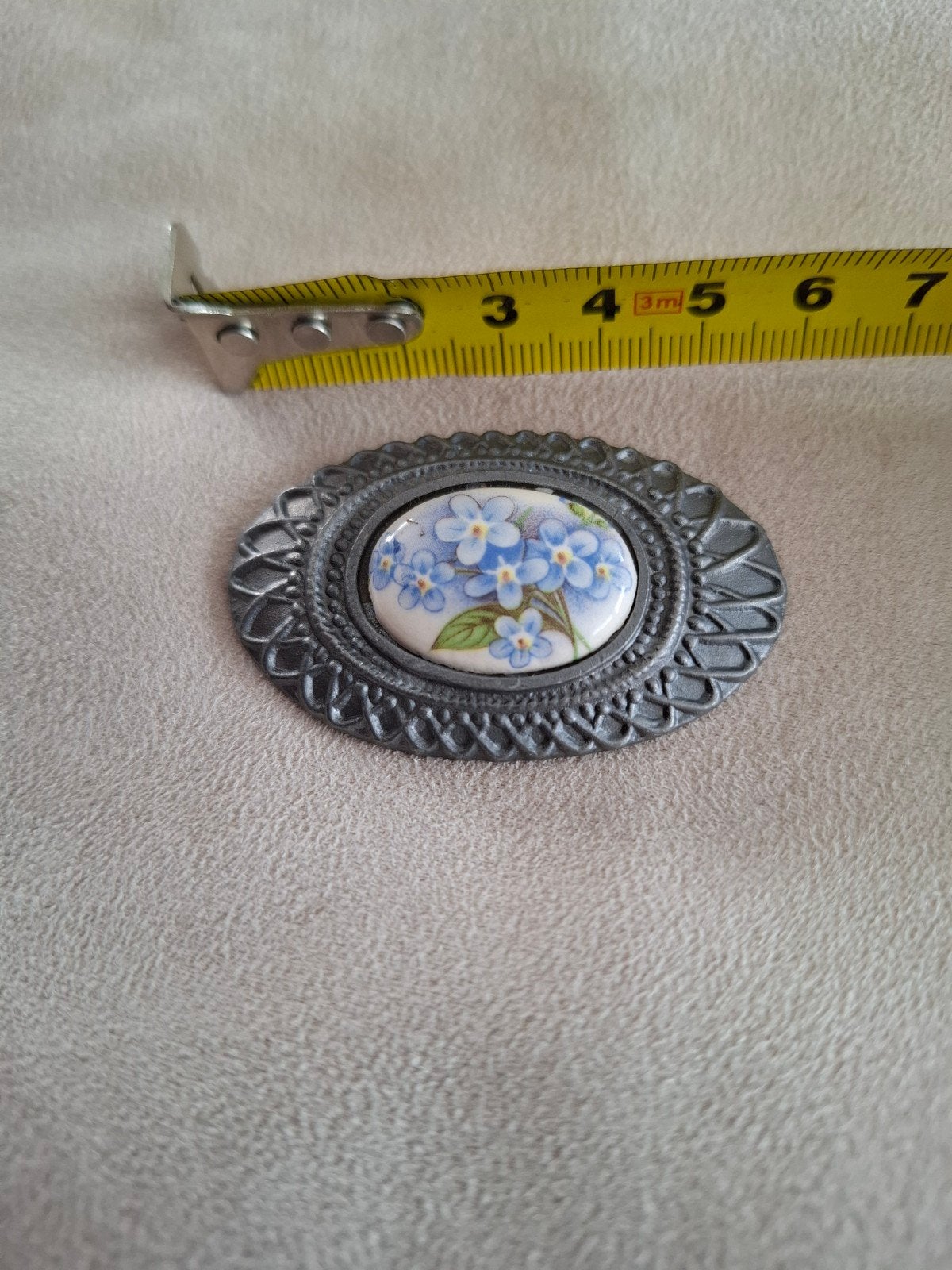 Vintage broche tin 90% met bloemmotief, Sieraden, Tassen en Uiterlijk, Overige materialen, 4 tot 7 cm, Gebruikt, Blauw