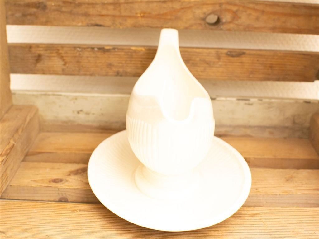 Wedgwood sju/,saus schaaltje op een vast schoteltje 32625, Ophalen of Verzenden, Gebruikt, Aardewerk, Bord(en)