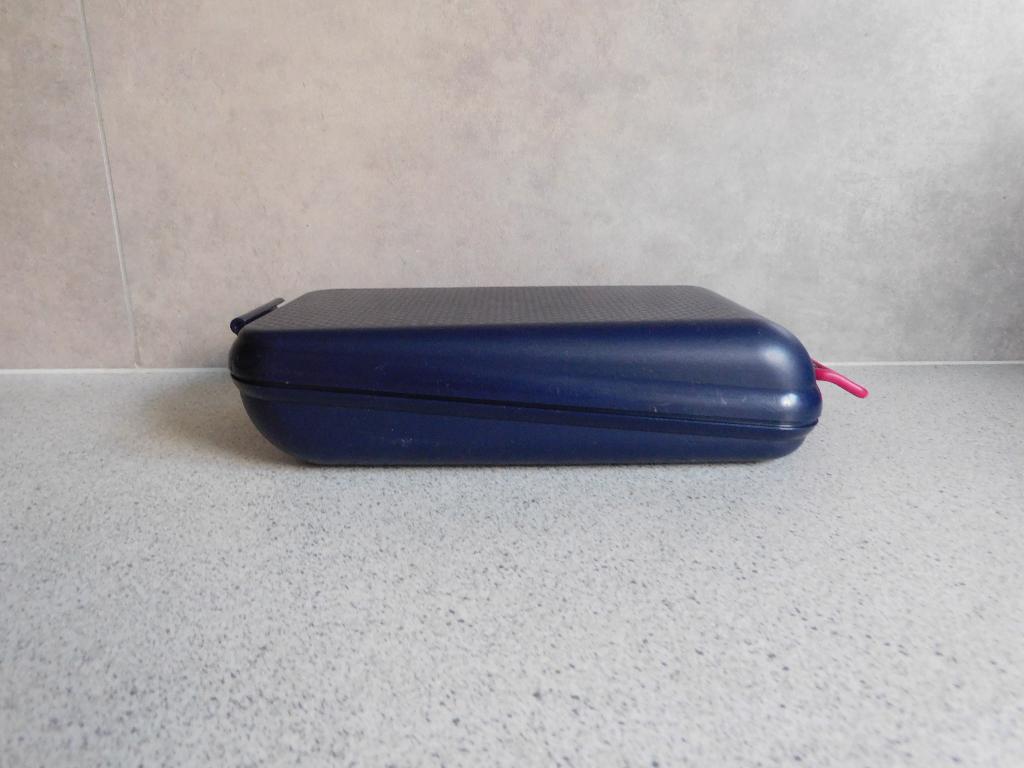 Tupperware Clippo Lunchbox 14,5x15x7 cm. Indigo, Ophalen of Verzenden, Zo goed als nieuw, Blauw, Bus of Trommel