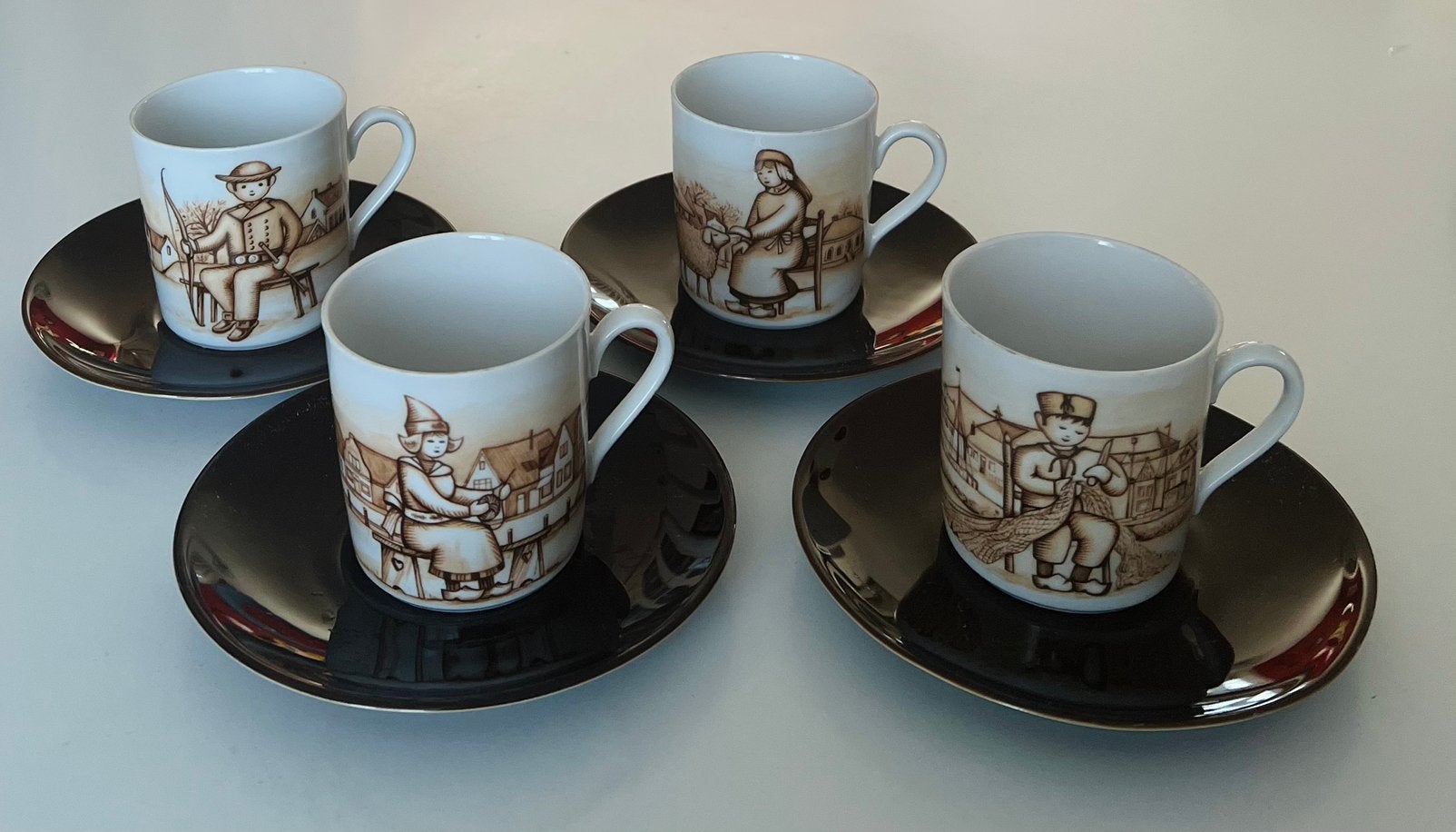 Vintage 4 kop Nederlandse Klederdracht Echt Bijers porselein, Ophalen of Verzenden