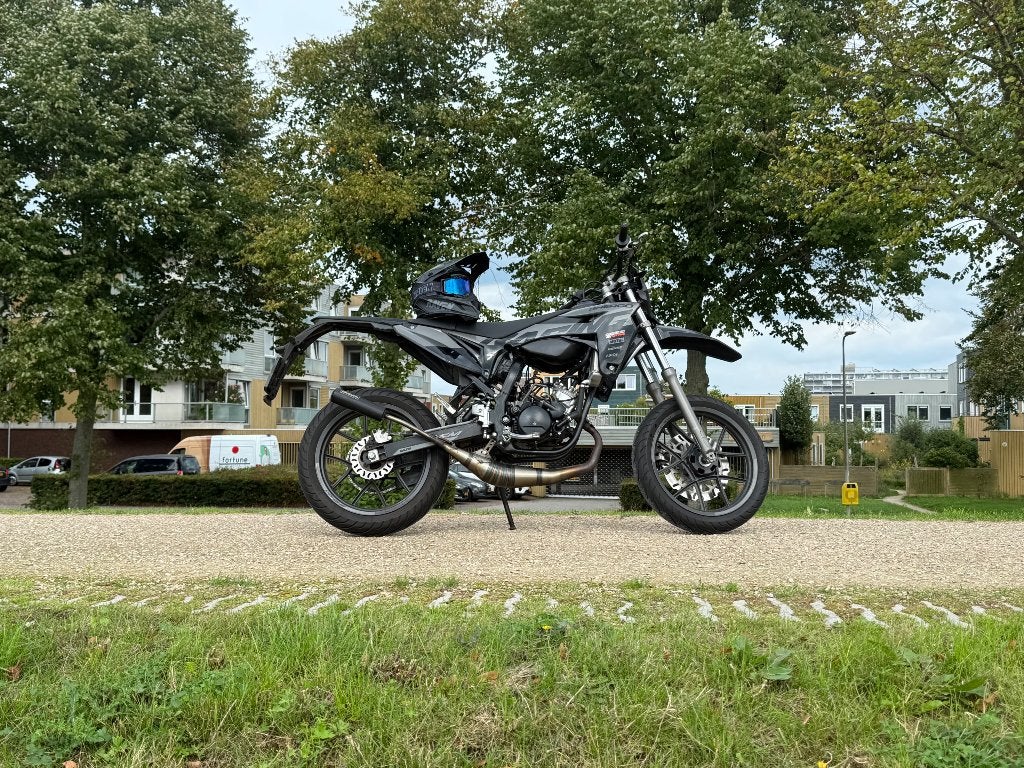 Dikke sherco sm 50 met crosshelm, 6 versnellingen, Nieuw, 50 cc, Ophalen