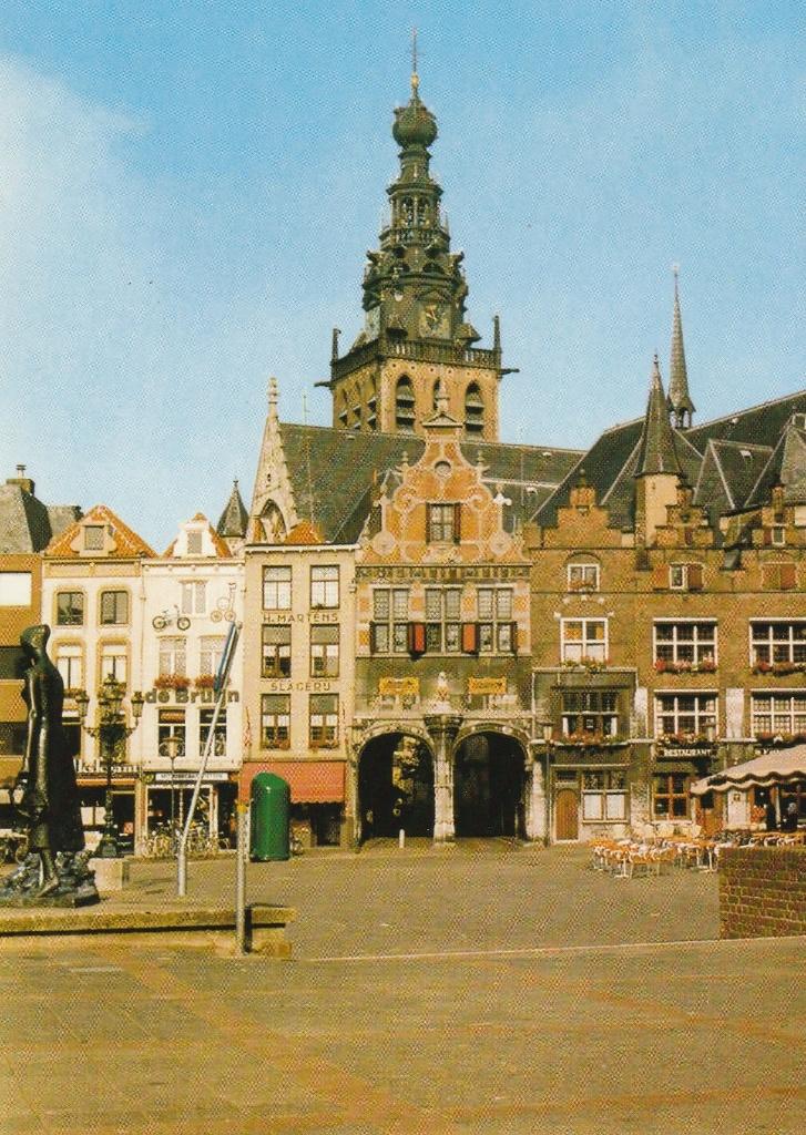 Ansichtkaart Nijmegen, Grote markt met St. Stevenskerk, Ophalen of Verzenden, 1980 tot heden, Ongelopen, Gelderland