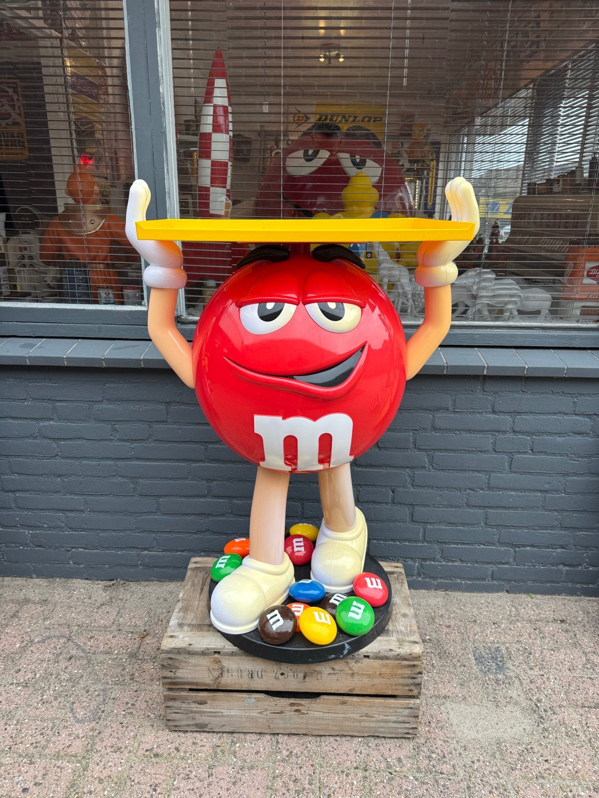 M&M's Display Figuur Rood met Dienblad - Uniek Item, Ophalen, Gebruikt