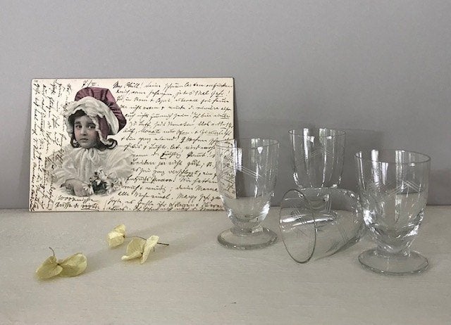Vier antieke Franse kristallen gegraveerde likeurglaasjes, Verzamelen, Glas en Borrelglaasjes, Ophalen of Verzenden, Zo goed als nieuw
