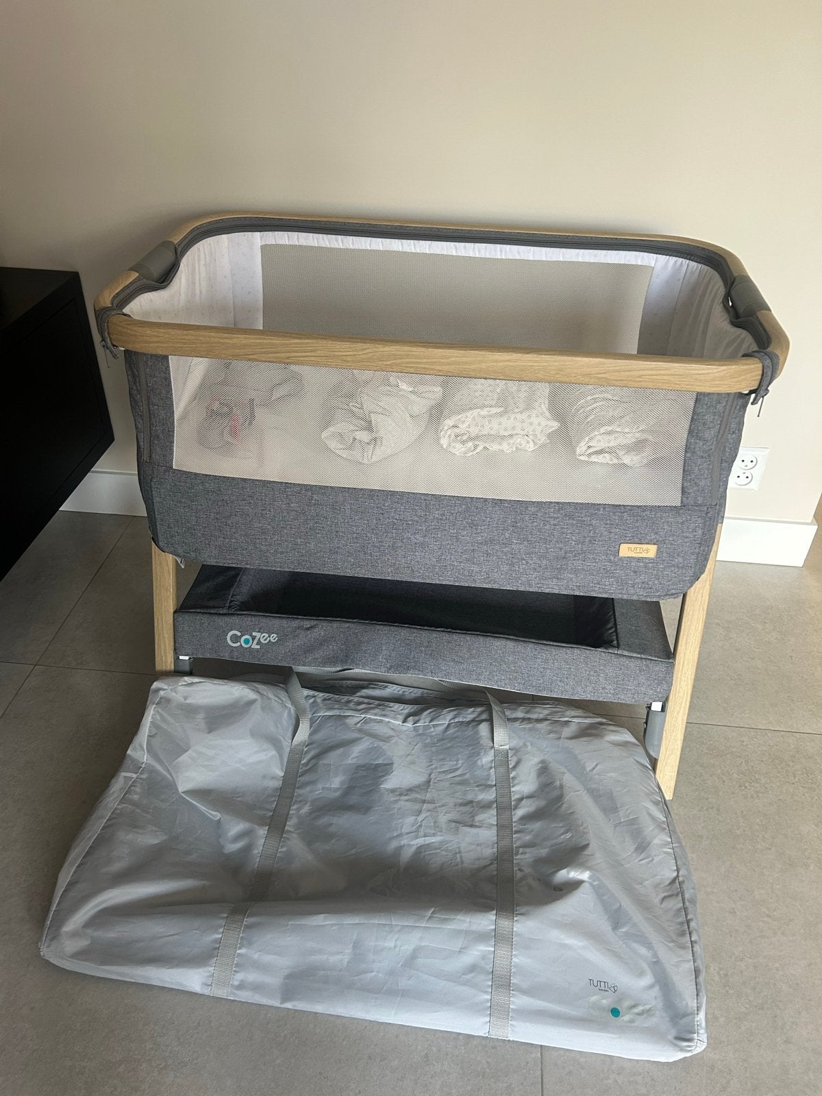 Tutti Bambini CoZee Bedside Crib - Zo goed als nieuw, Kinderen en Baby's, Babywiegjes en Ledikanten, Ophalen, Zo goed als nieuw