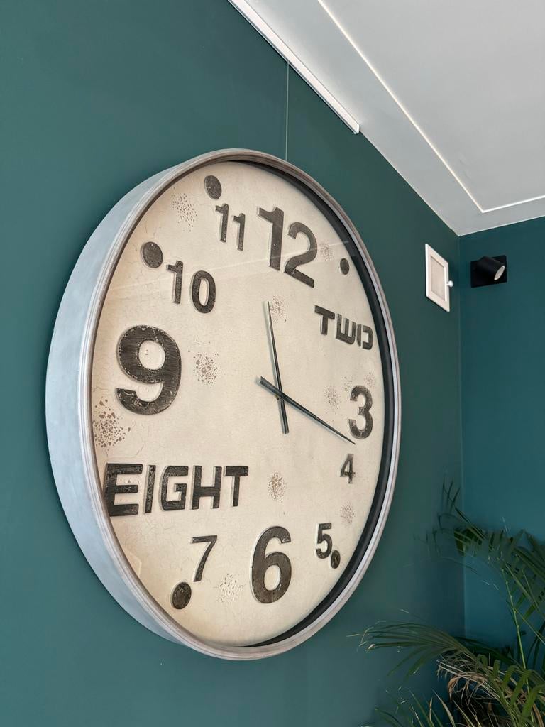 Grote industriële Wandklok 80 cm Cijfers / Letters - vintage, Huis en Inrichting, Woonaccessoires | Klokken, Zo goed als nieuw