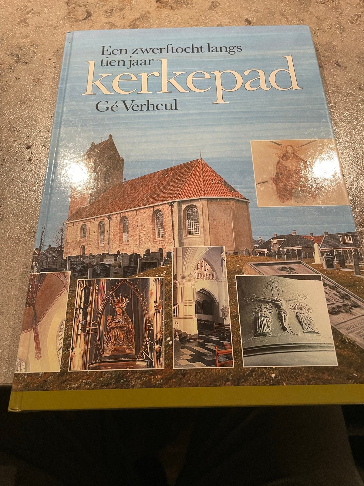 Een zwerftocht langs tien jaar kerkepad - Gé Verheul, Ophalen of Verzenden, Zo goed als nieuw, Christendom | Katholiek