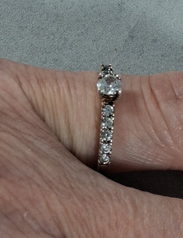 Zilveren entourage ring steentjes 17,5mm 925 zilver, https://www.zilverjuwelier.nl/winkel/zilveren-entourage-ring-steentjes-175mm-925-zilver/