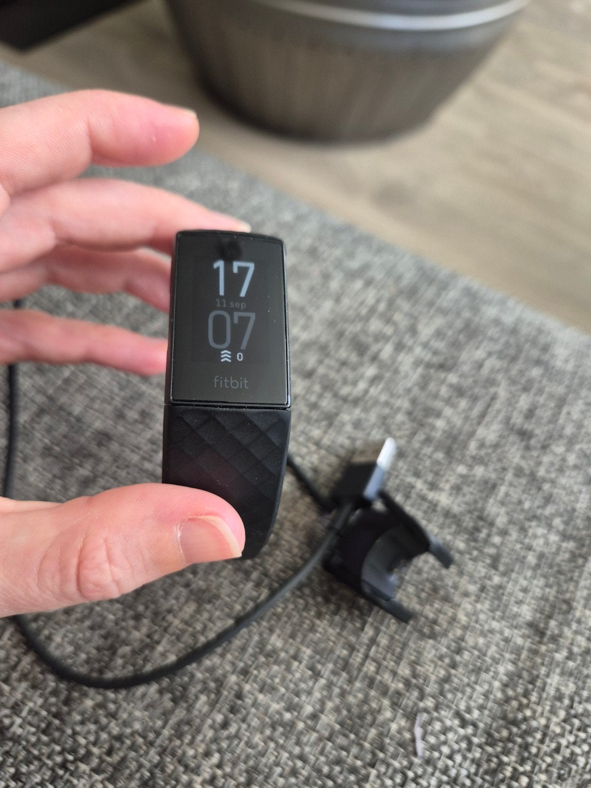 Fitbit Charge 4 met extra blauwe bandjes en oplader, Gebruikt, Zwart, Ophalen of Verzenden, Fitbit