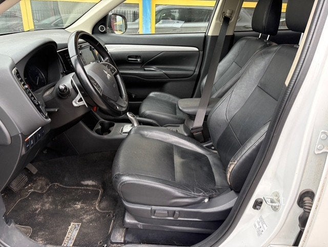 Mitsubishi Outlander 2.0 PHEV instyle+ APK T/M 4-3-2027, Auto's, Mitsubishi, Stof, Zwart, 4 cilinders, Wit