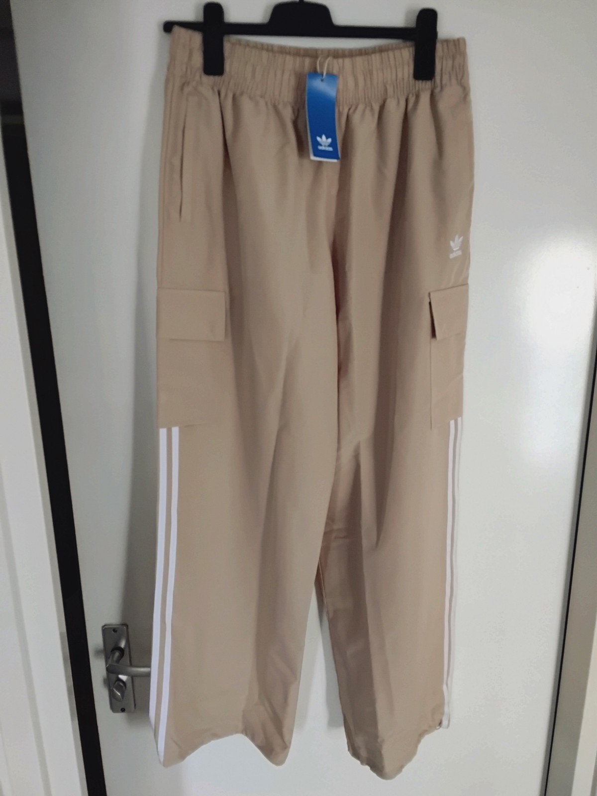 Nieuwe Adidas Cargo pants broek maat L, Adidas, Beige, Maat 42/44 (L), Nieuw
