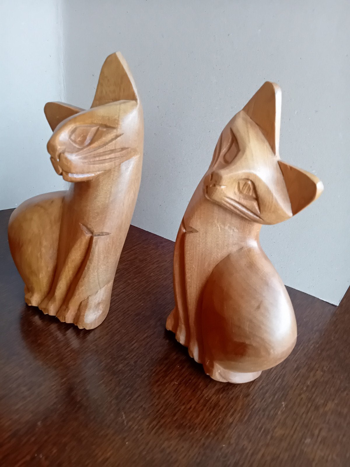 Set van 2 houten katten sculpturen + kat met sjaal, Ophalen of Verzenden, 20 - 50 cm, Beeld, Hout