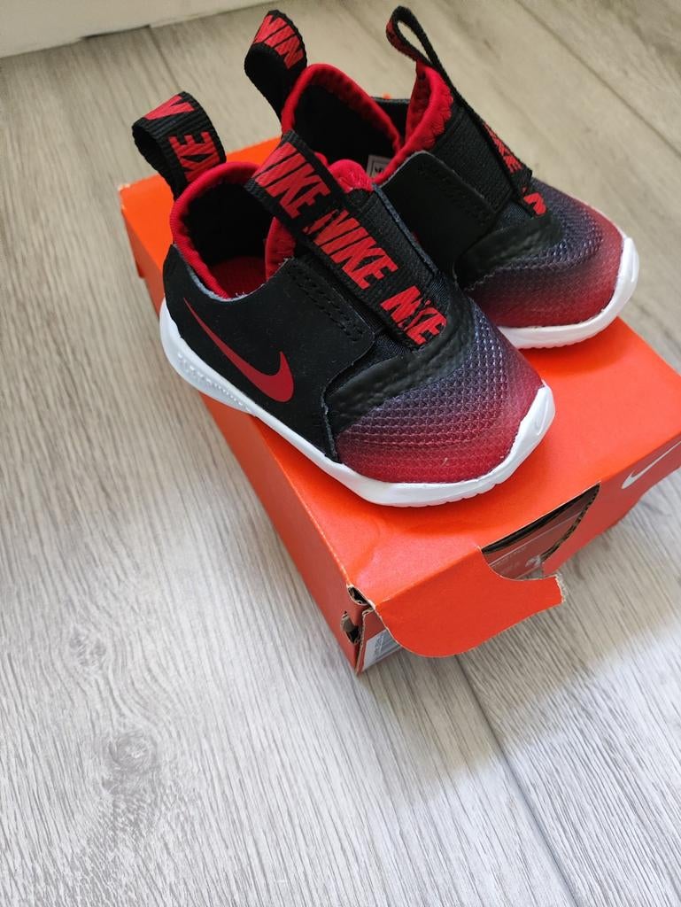Zwarte/ rode baby Nike schoenen maar 17, Ophalen of Verzenden, Zo goed als nieuw, Jongetje of Meisje, Schoentjes