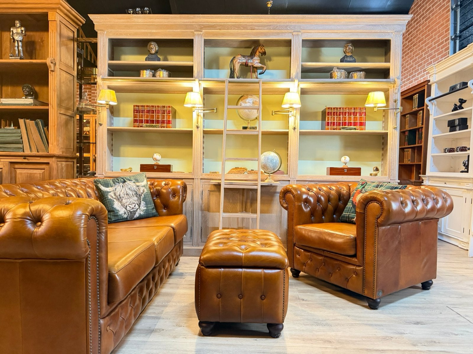 Chesterfield 3 & 1 & poef cognac leer, Huis en Inrichting, Ophalen, Info@chesterfieldjunkie.nl, The chesterfield brand, Engels