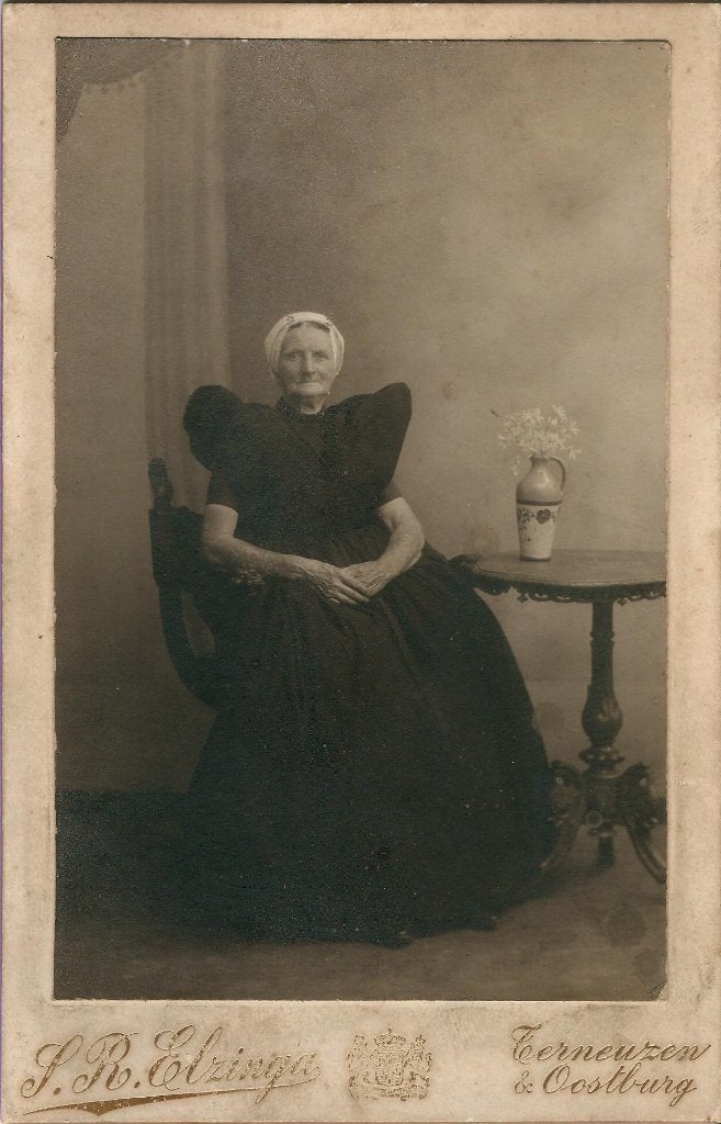 cabinetfoto vrouw in klederdracht Land van Axel Zeeland, Gebruikt, Foto, Klederdracht, Ophalen of Verzenden