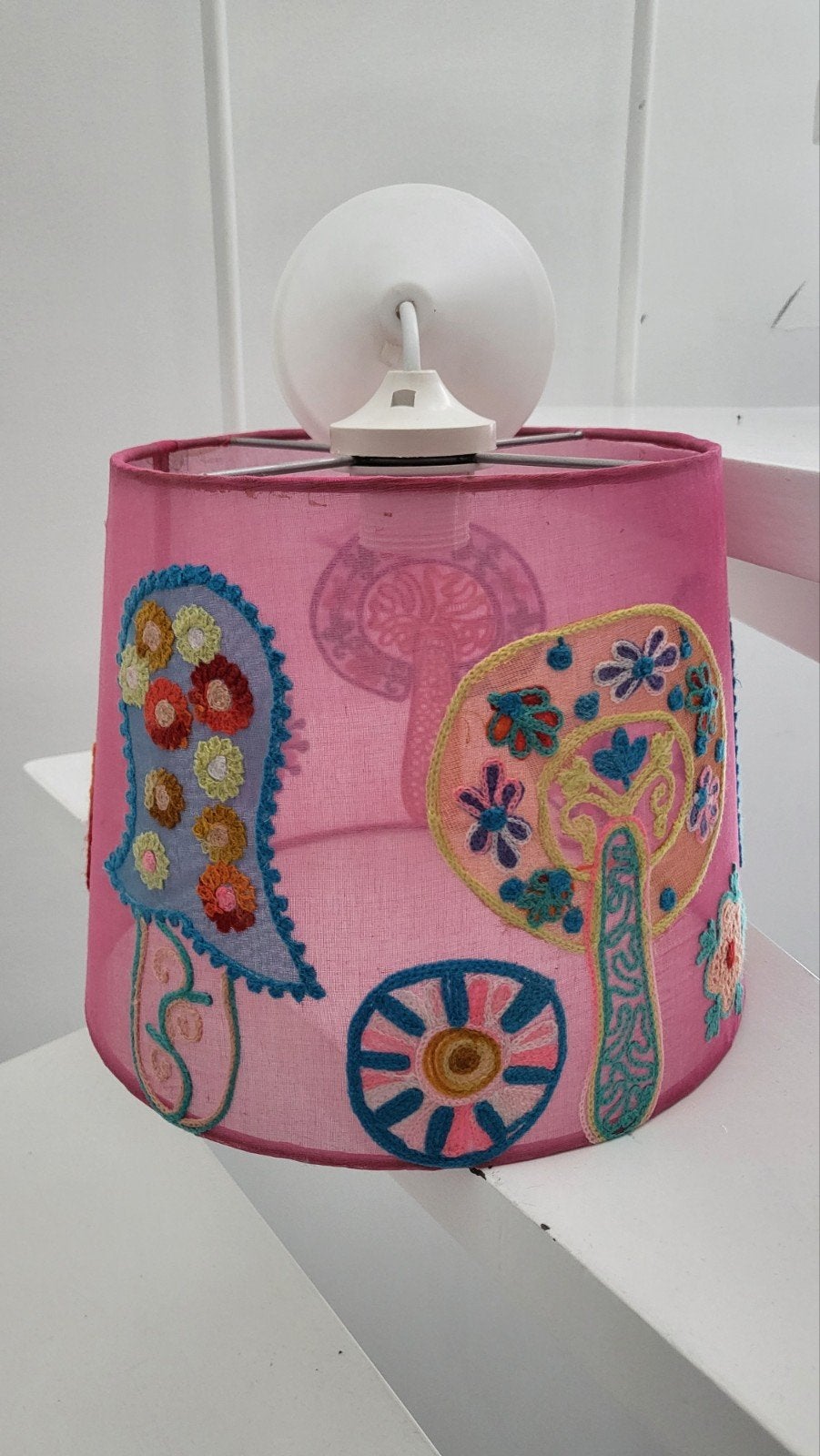 Roze lampenkap met geborduurde paddenstoelen, Rond, Ophalen of Verzenden, Zo goed als nieuw, Plafondlamp