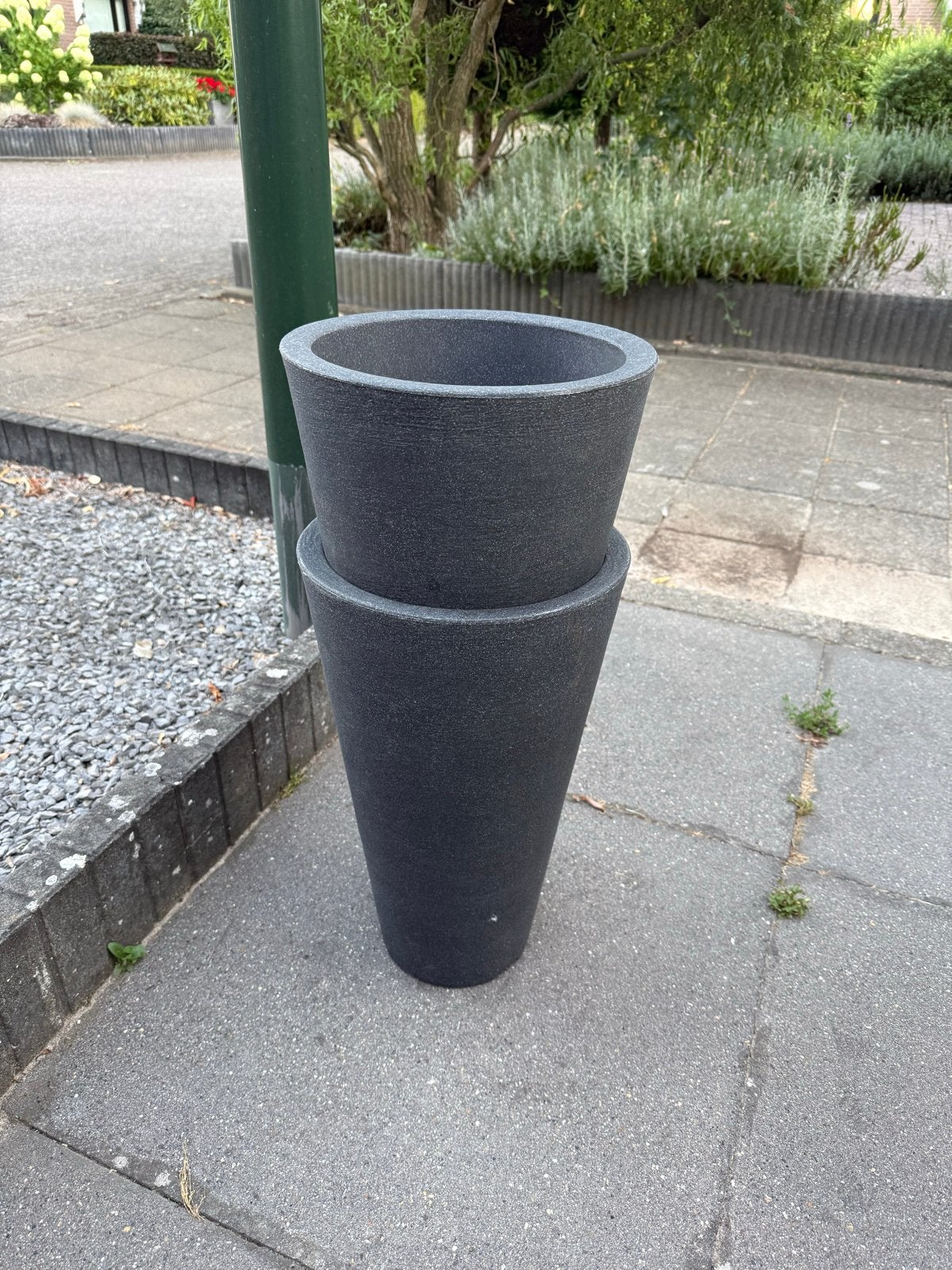 Gratis: Twee kunststof plantenbakken, antracietgrijs, Tuin en Terras, Bloembakken en Plantenbakken, Ophalen, Kunststof, Gebruikt