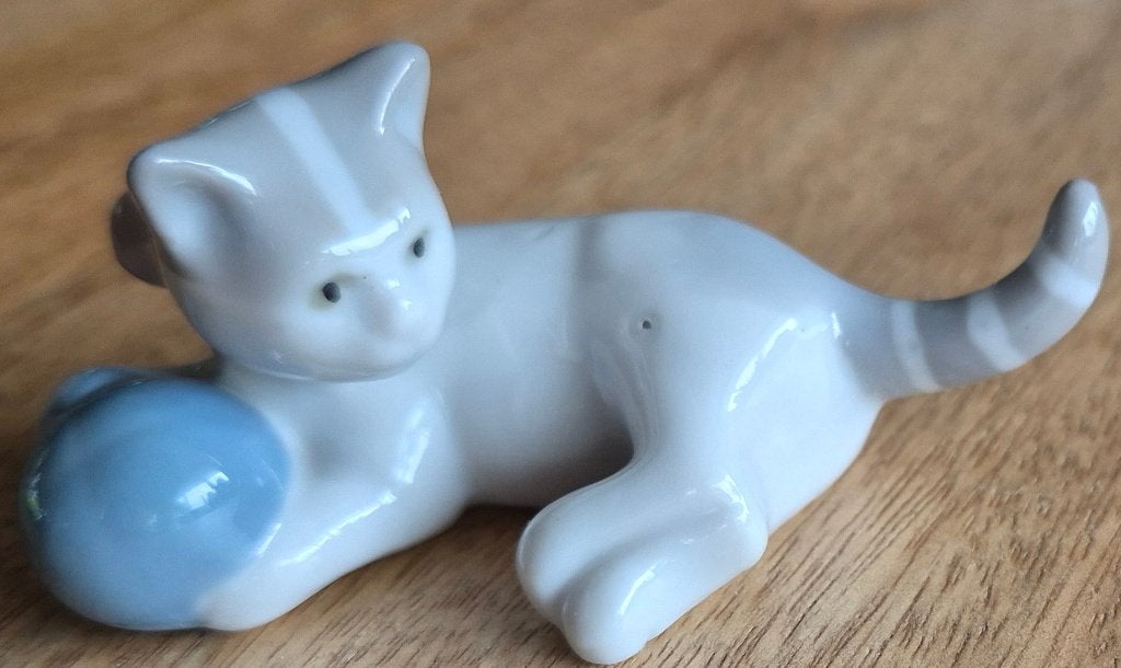 Kleine wit grijze kat met bal    8x4x4 cm, Ophalen of Verzenden, Gebruikt, Dier