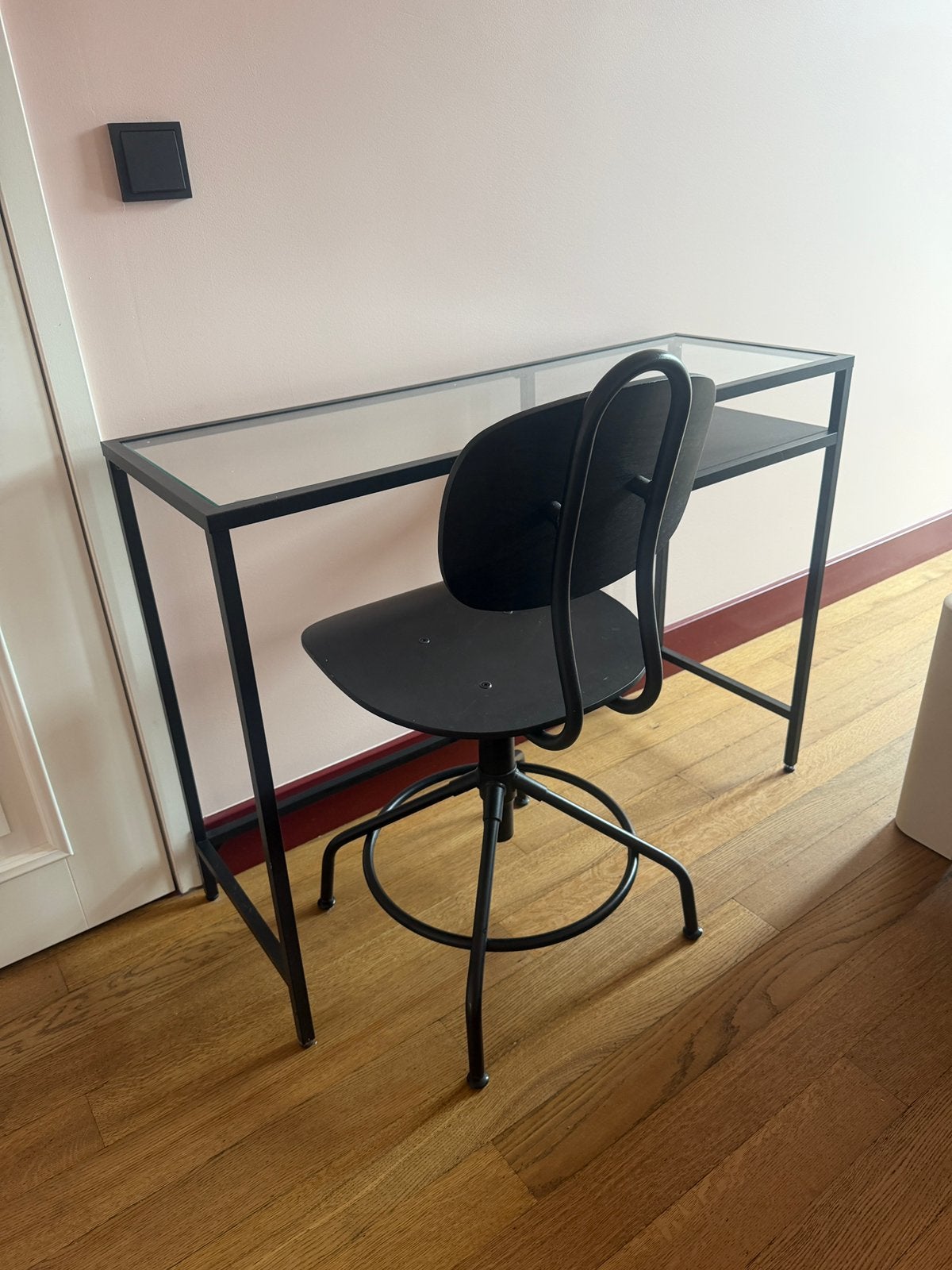 IKEA VITTSJÖ laptop/make-uptafel en KULLABERG stoel, Ophalen, Zwart, 36 cm, Zo goed als nieuw