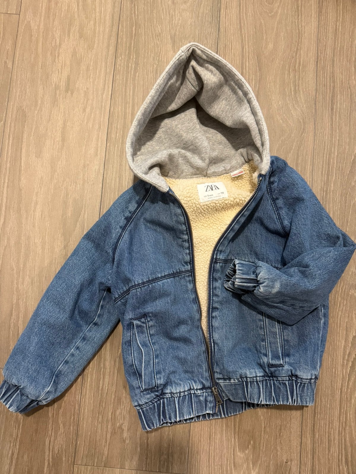 Spijkerjas gevoerd maat 110, Kinderen en Baby's, Kinderkleding | Maat 110, Ophalen of Verzenden, Zo goed als nieuw, Jongen, Jas