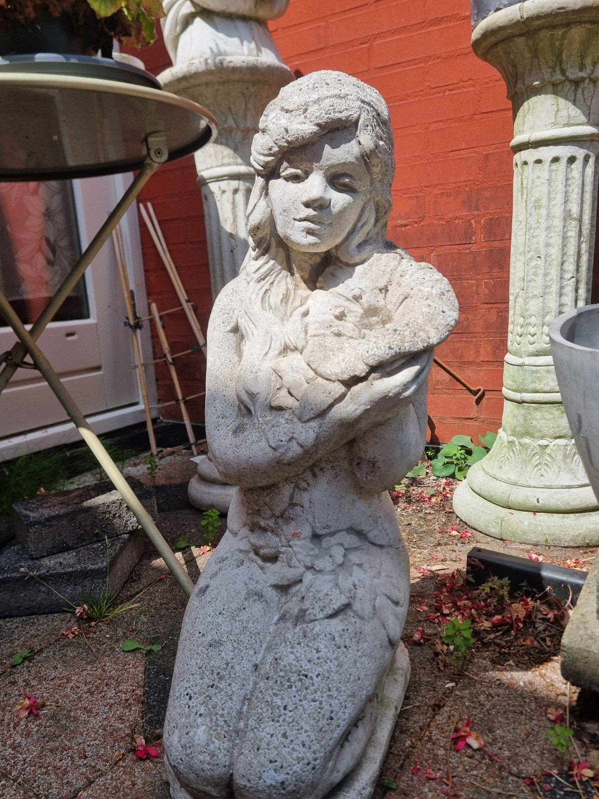 Betonnen Tuinbeeld Vrouw met Kruik en Bloemen - 60 cm, Ophalen of Verzenden, Gebruikt, Beton, Mensenbeeld