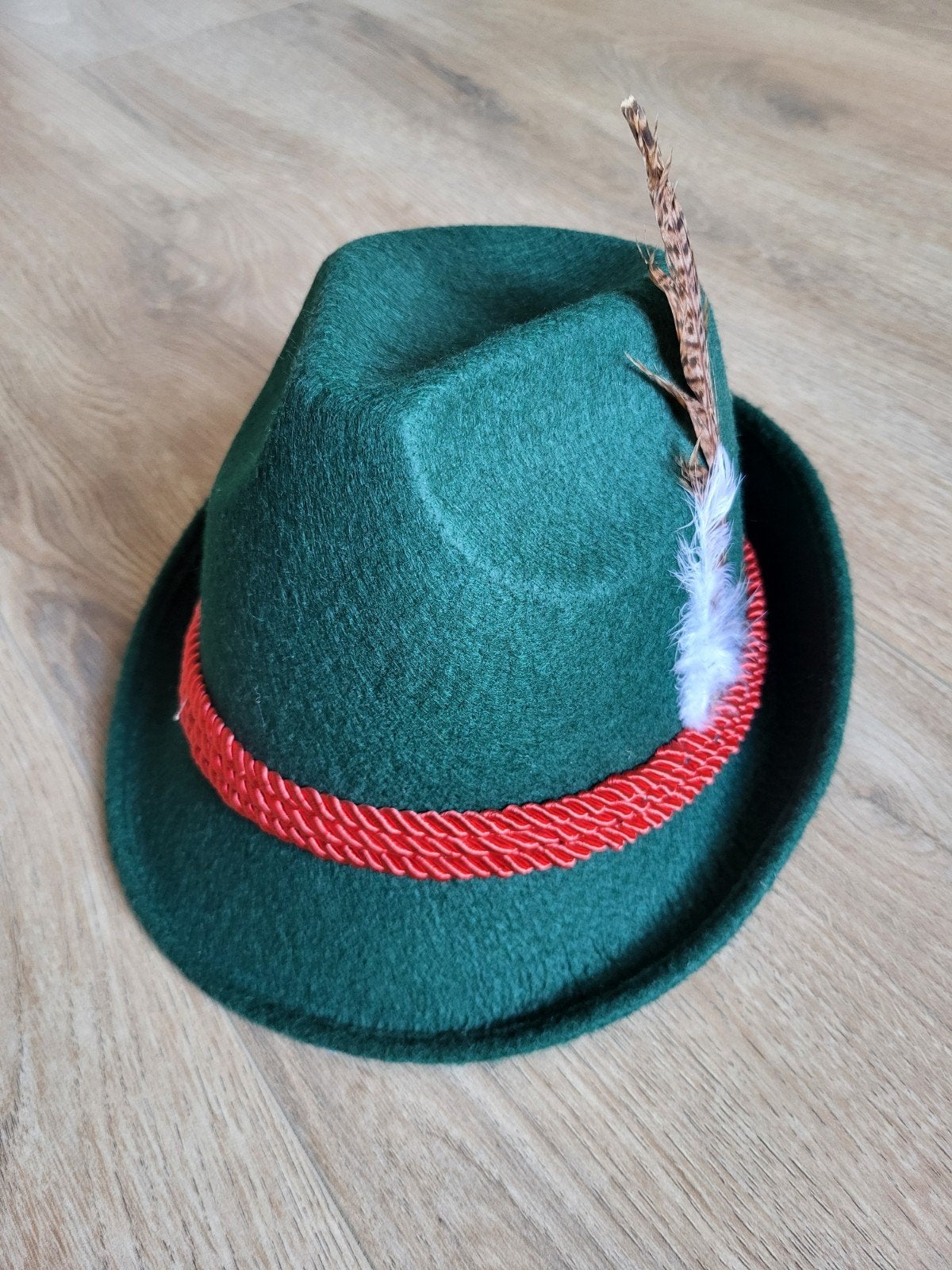 Groene Tiroler Hoed met Veer - Oktoberfest Stijl, Ophalen of Verzenden, Zo goed als nieuw