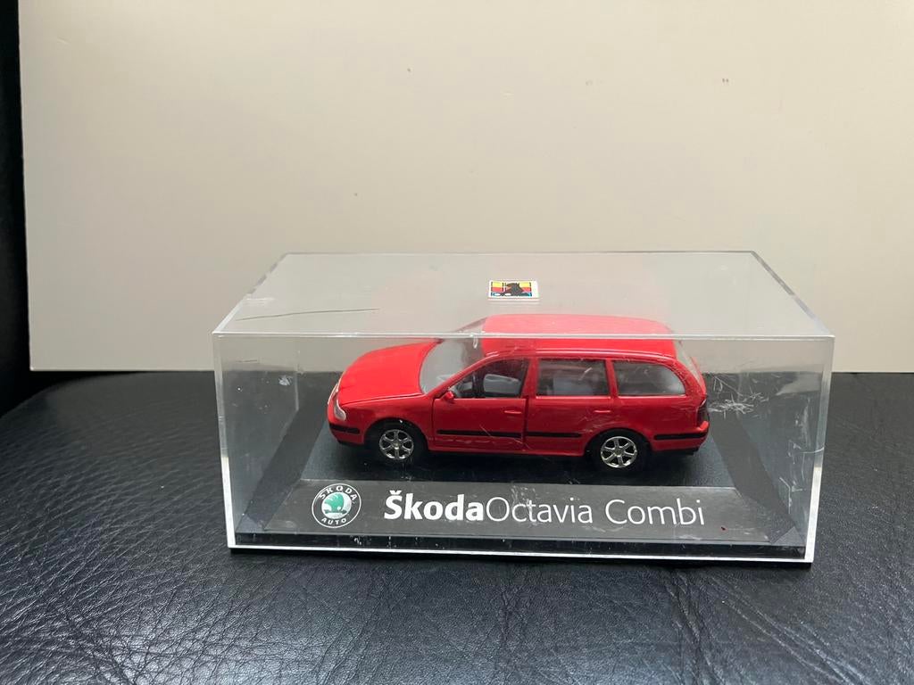 Modelauto Skoda Ovtavia Combi van Kaden mint staat 1:43, Hobby en Vrije tijd, Modelauto's | 1:43, Ophalen of Verzenden, Nieuw