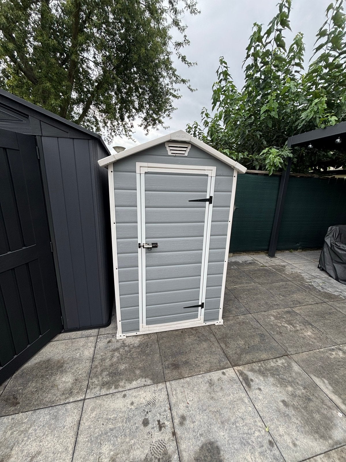 Keter Manor 4x6S Tuinhuisje - Grijs/Wit, Ophalen, Zo goed als nieuw, Kunststof, Overige typen