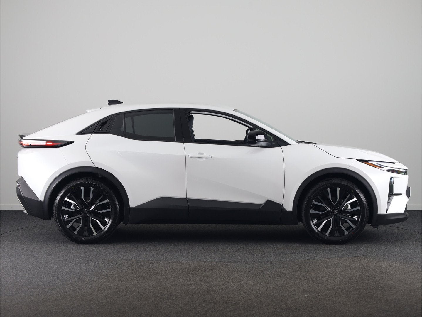Toyota C-HR+ First Edition 77 kWh *EV deal € 4.000,- voord, 12 maanden, Stof, 24 min, Wit