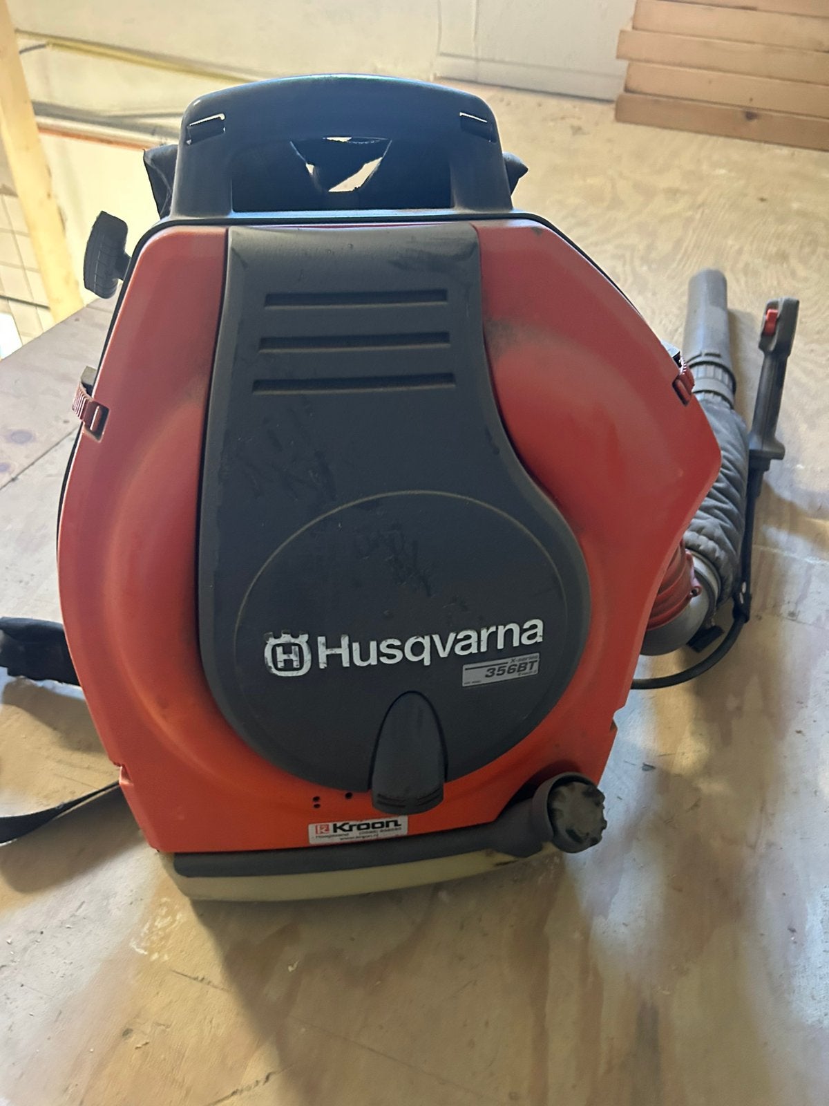 Husqvarna 356BT Bladblazer - Krachtig en Comfortabel, Tuin en Terras, Bladblazers, Ophalen, Gebruikt, Benzine, Ruggedragen