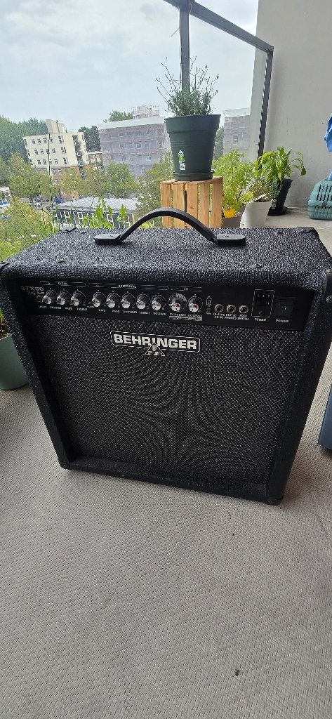 Behringer GTX60 Gitaarversterker met Voetschakelaar, Solo-artiest