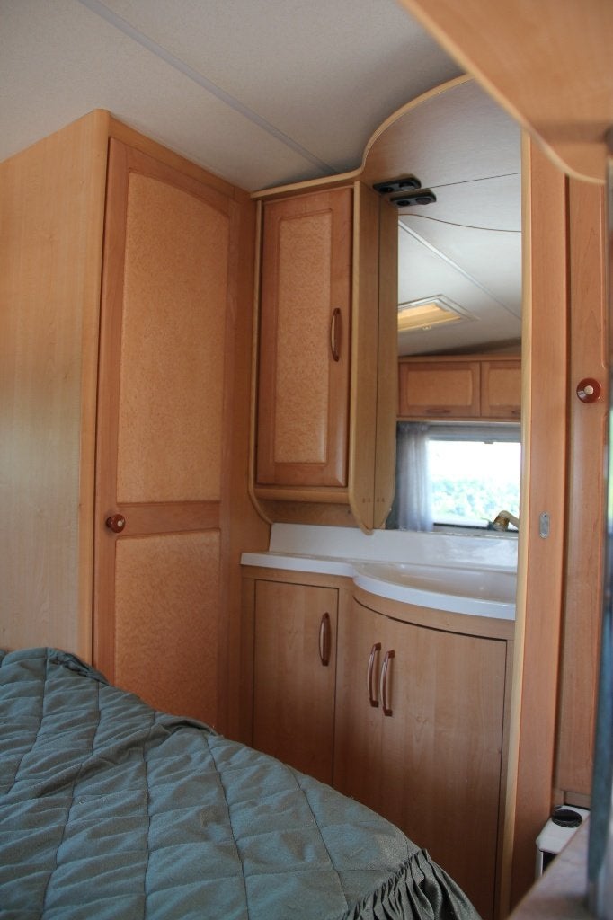 Foto 12 van caravan met stapelbed airco mover