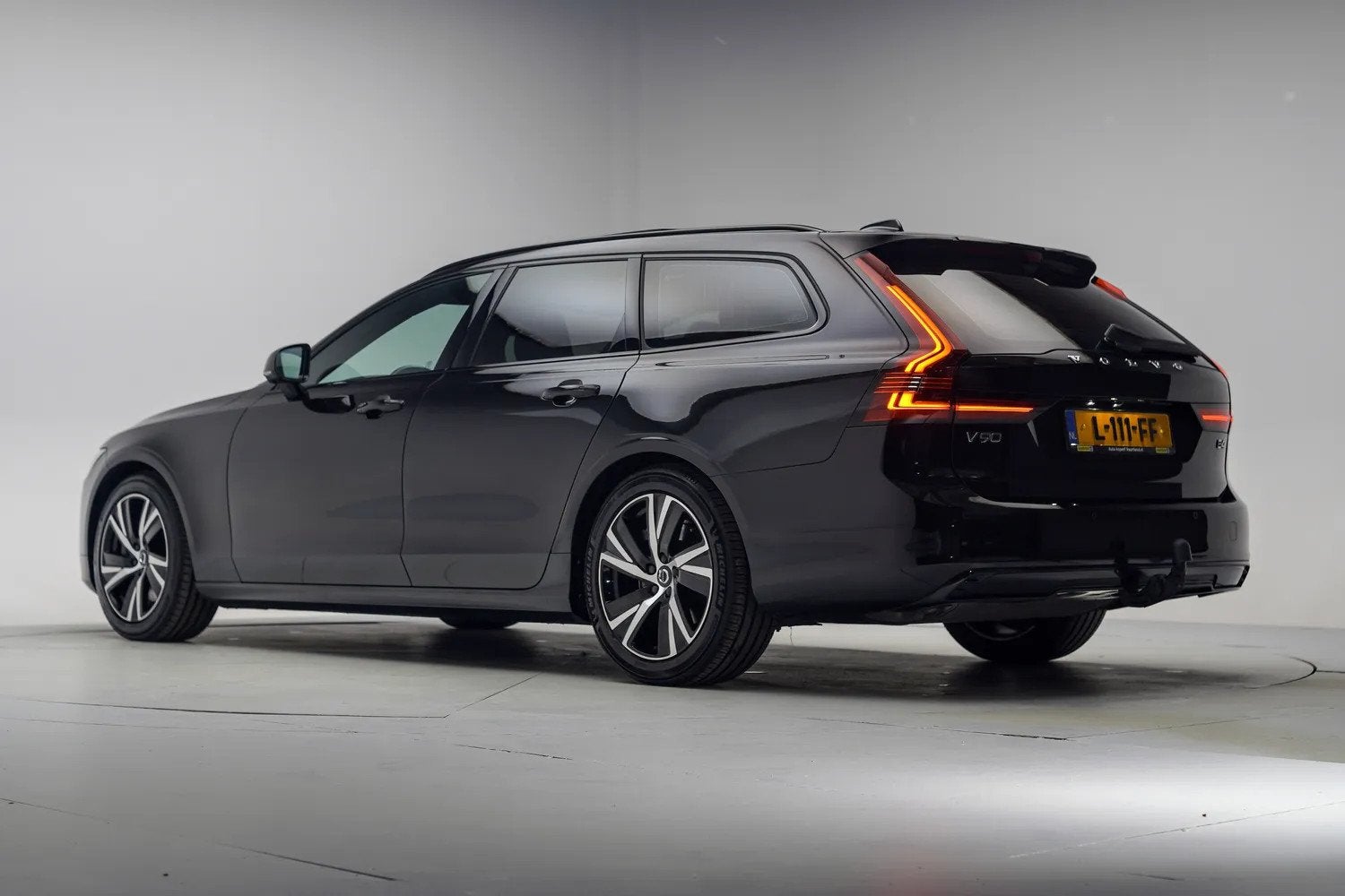 Volvo V90 T4 R-design Aut [ Half-leder Panoramadak Apple / A, Automaat, 4 cilinders, Zwart, Origineel Nederlands