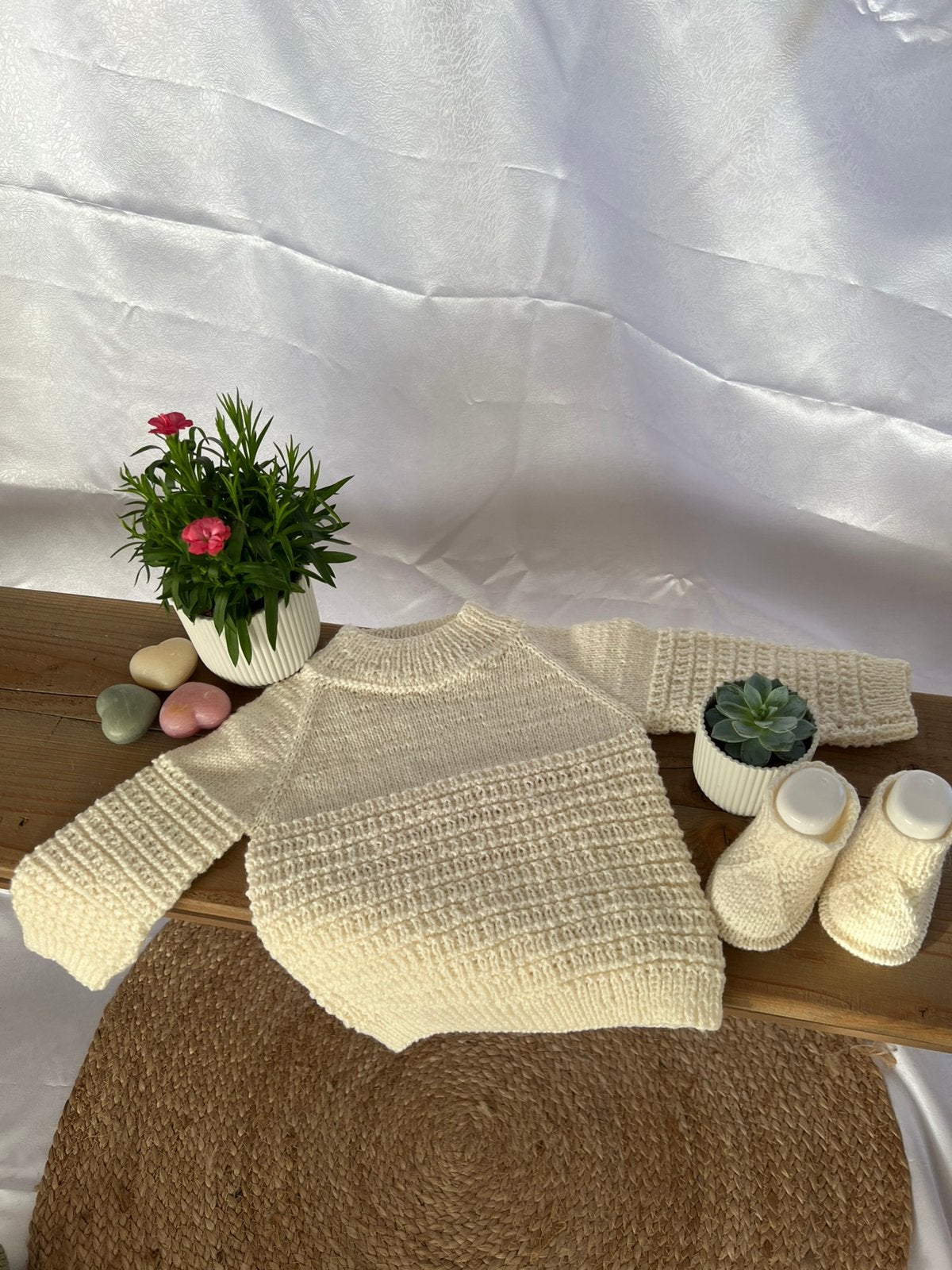 Zelfgebreide baby trui en slofjes in gebroken wit m74/80., Kinderen en Baby's, Ophalen of Verzenden, Nieuw, Jongetje of Meisje