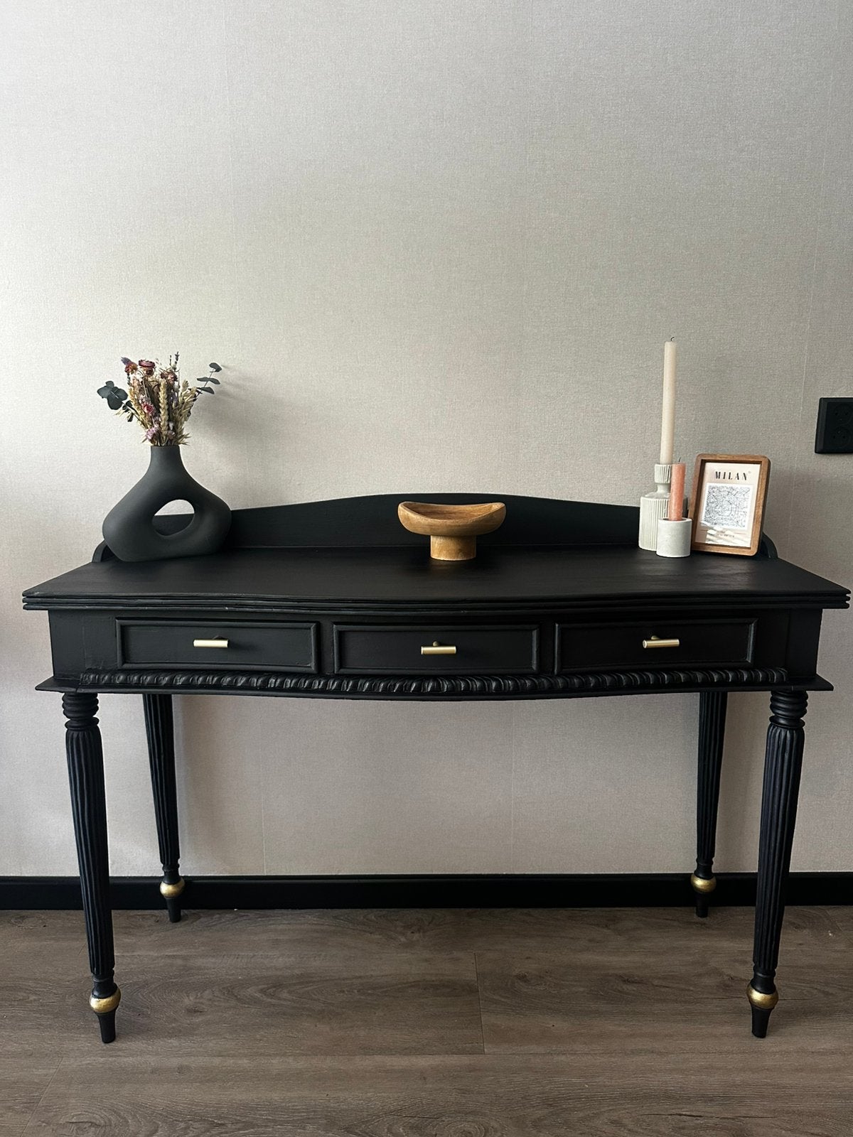 Prachtige sidetable mat zwart goud queen anne brocante, Ophalen, Gebruikt, 100 tot 150 cm, 25 tot 50 cm