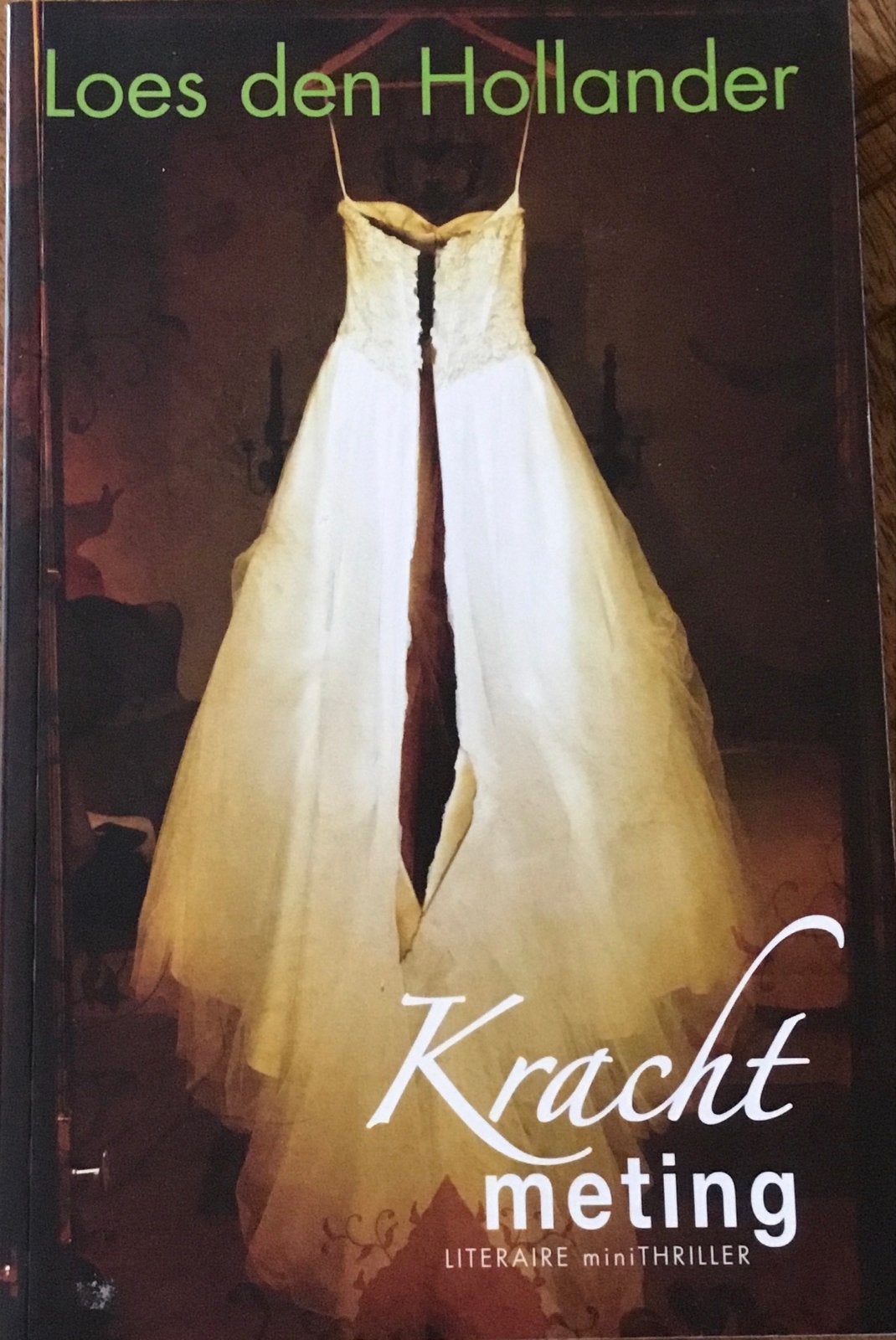 Krachtmeting - Loes den Hollander (Literaire minithriller), Ophalen of Verzenden, Zo goed als nieuw, Nederland