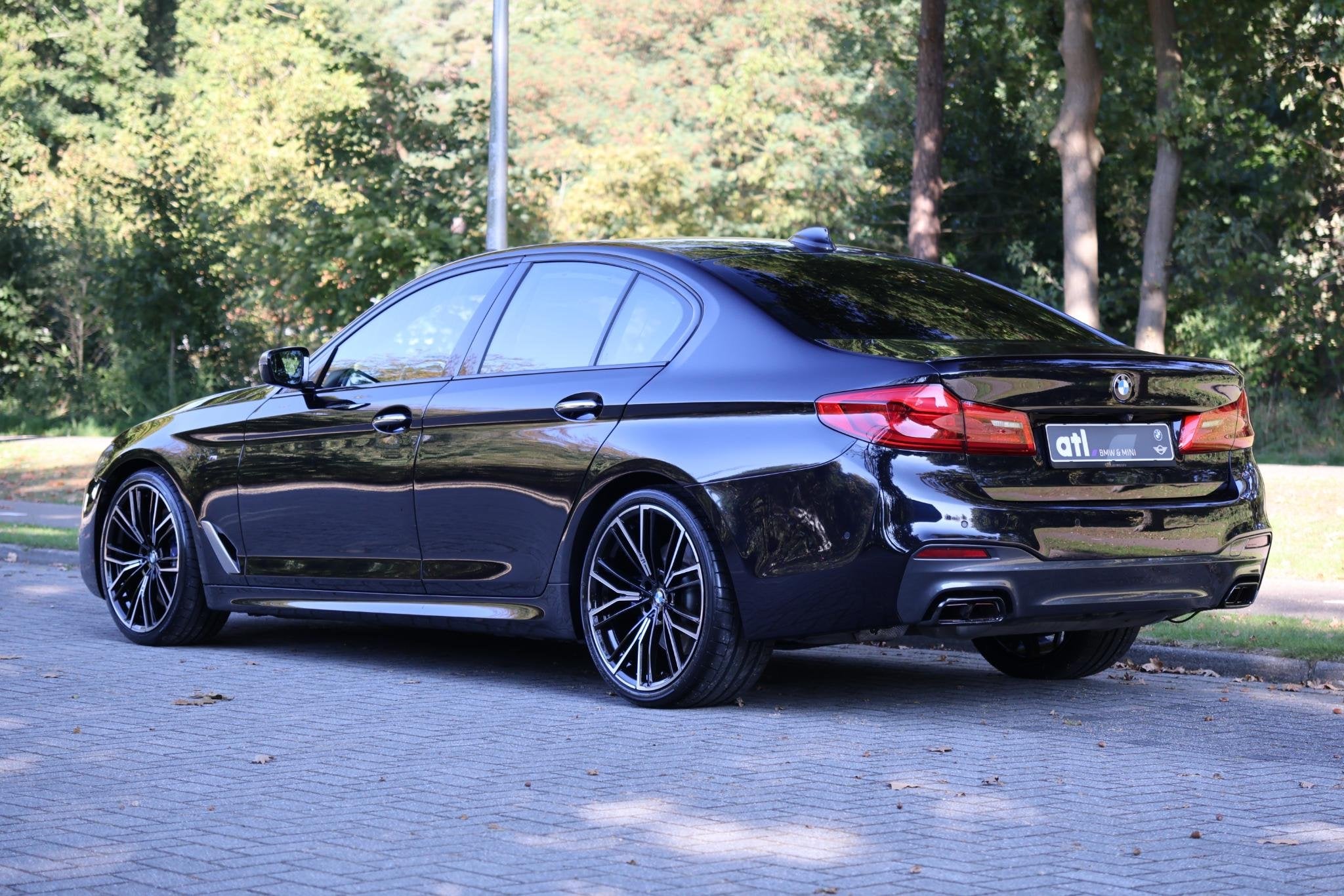 BMW 5-serie M550i xDrive Executive M-Sport | Merino leder |, Automaat, Gebruikt, 4395 cc, Alcantara
