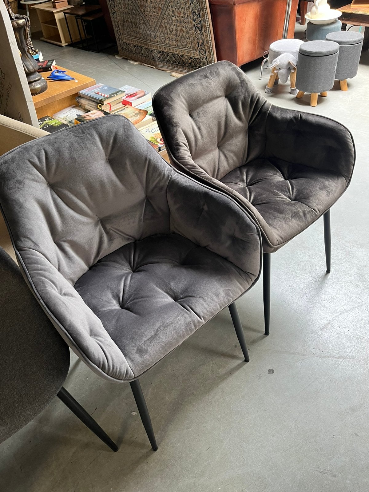2 nieuwe eetkamerstoelen in grijze tint, Ophalen, Zo goed als nieuw, Grijs, Twee