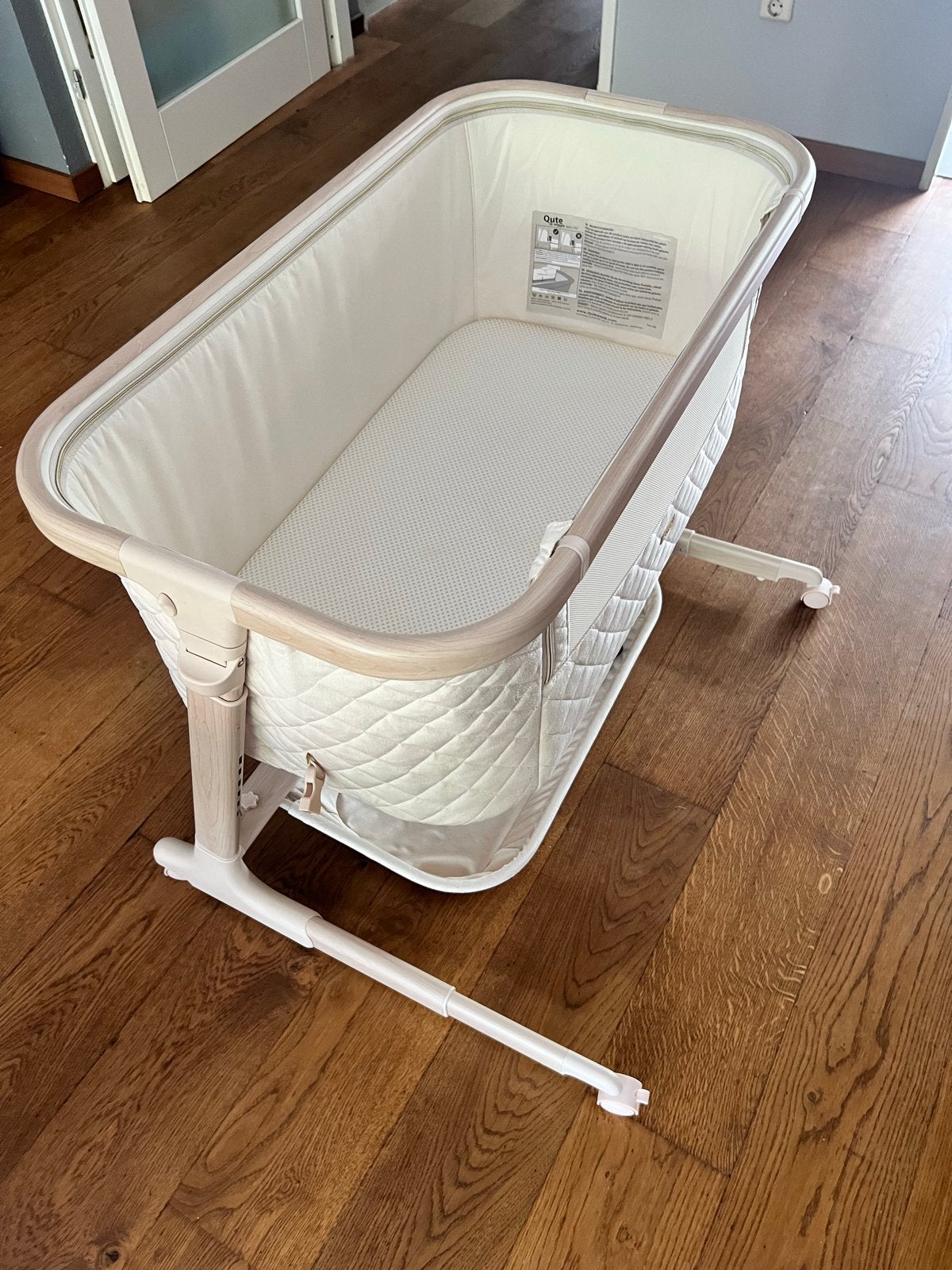 Qute Q-Wiggle Electric Co-Sleeper – White wash, Ophalen, Zo goed als nieuw, Wieg