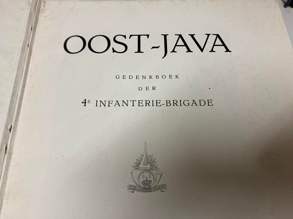 Oost Java Gedenkboek der 4e Infanterie brigade, Ophalen of Verzenden, 1945 tot heden, Gelezen, Luchtmacht