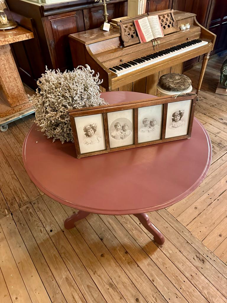Ronde roze tafel