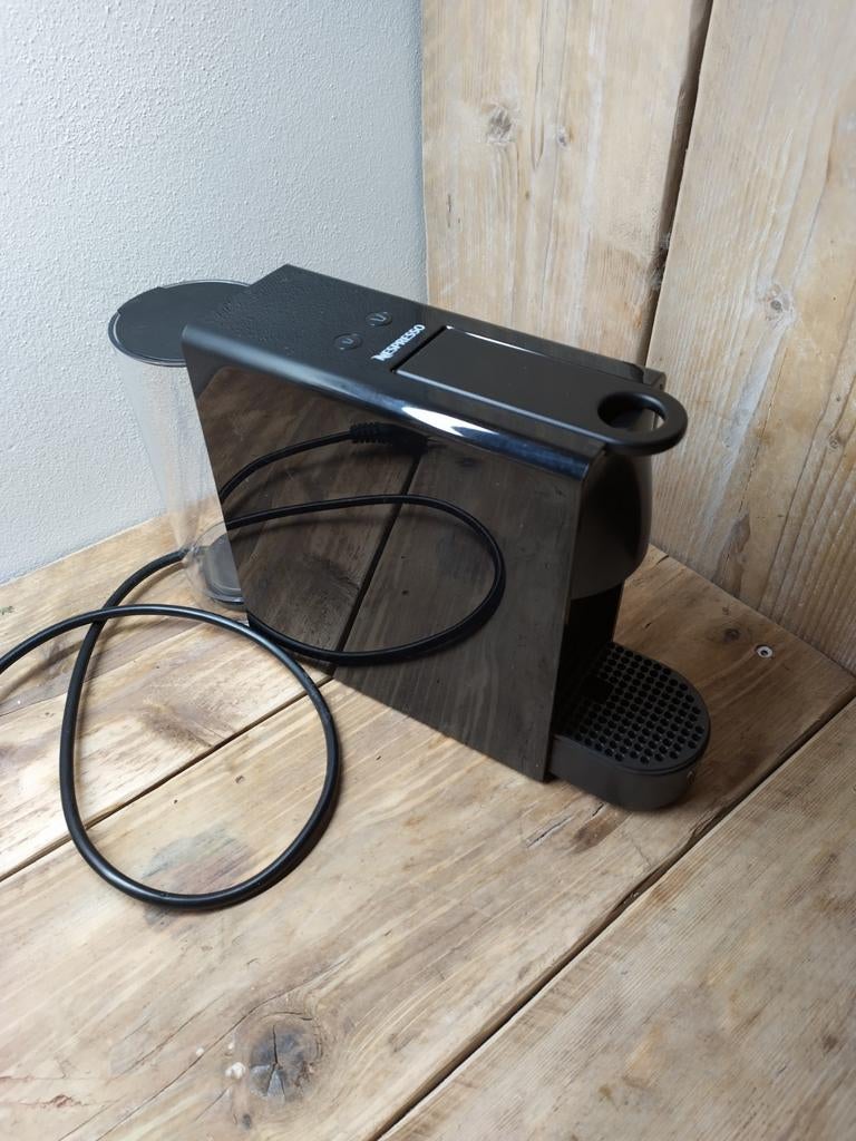Nespresso Krups Essenza Mini - Compacte en stijlvolle koffie, Espresso apparaat, Ophalen of Verzenden, Zo goed als nieuw, 1 kopje
